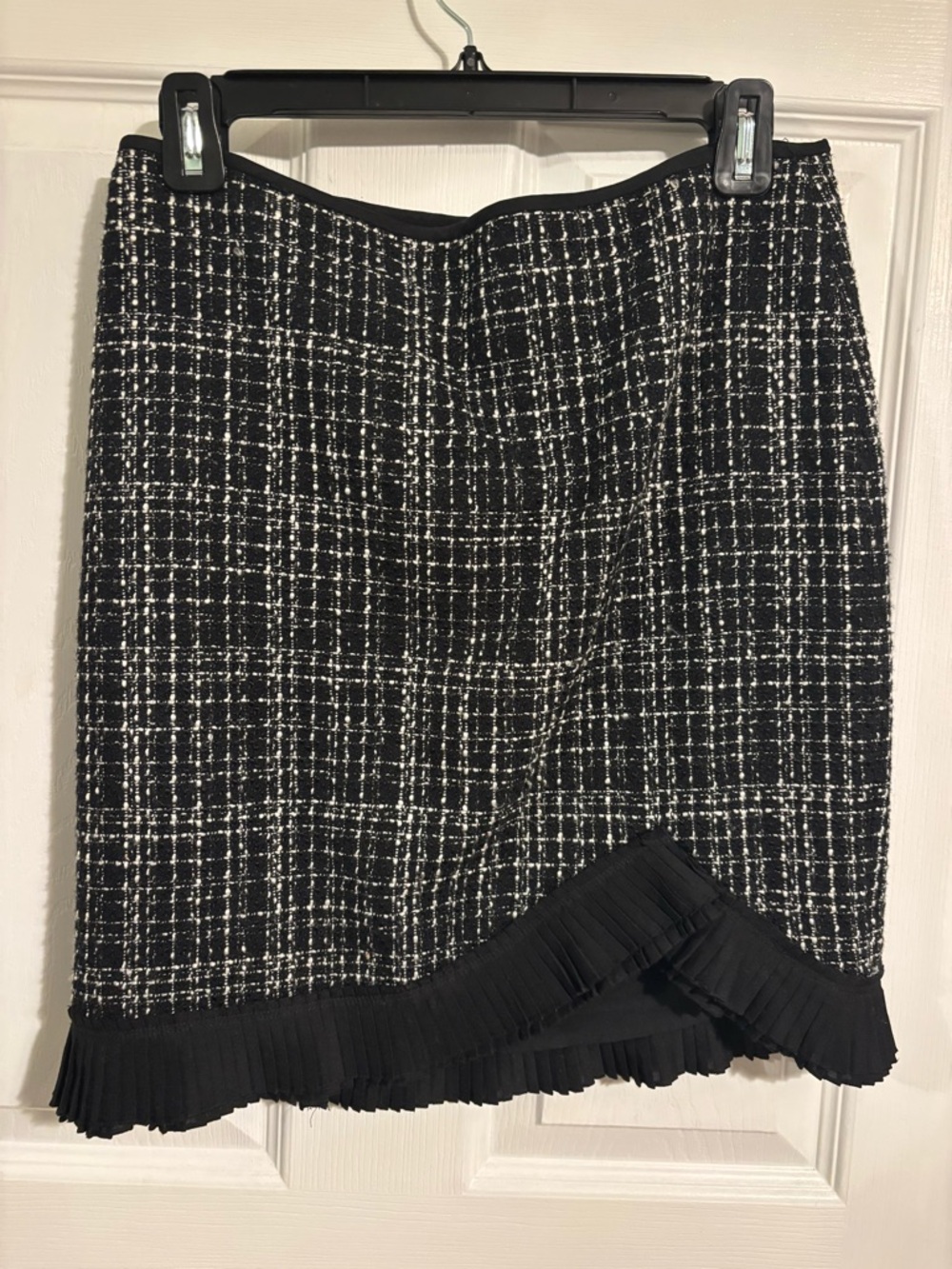 😍White House Black Market Black & White Tweed Skirt with Pleated Hem Size 4